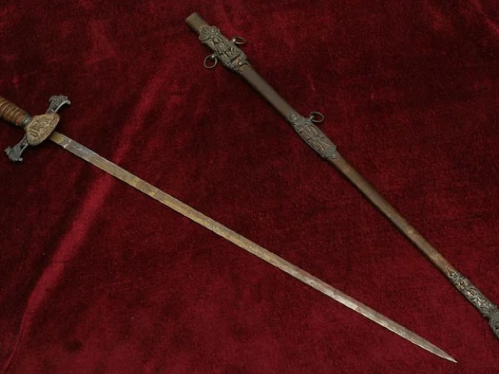 В посылке из США таможенники обнаружили метровый масонский ритуальный меч (ВИДЕО)