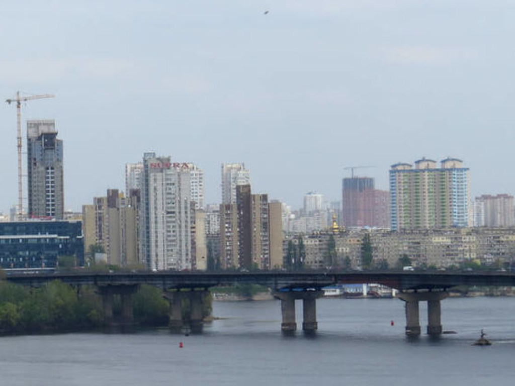 Коммунальная авария: над мостом Патона в Киеве появилось облако пара (ВИДЕО)