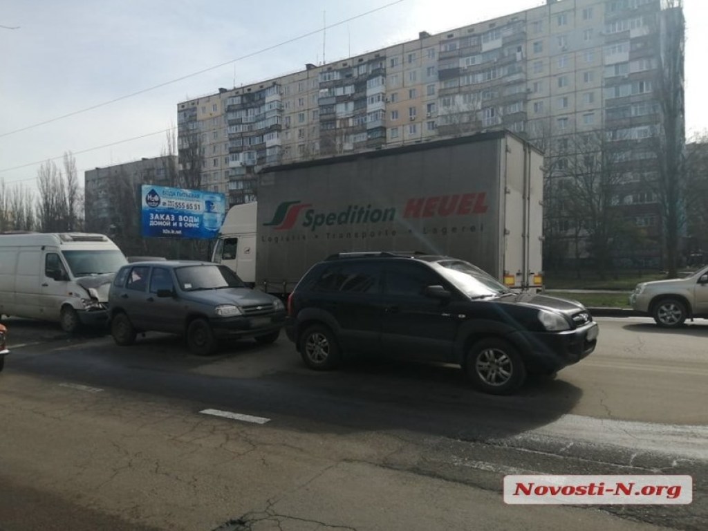 В Николаеве столкнулись три автомобиля (ФОТО)