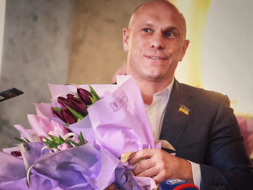 Весна: Нардеп Илья Кива принес в Раду букеты цветов (ФОТО, ВИДЕО)