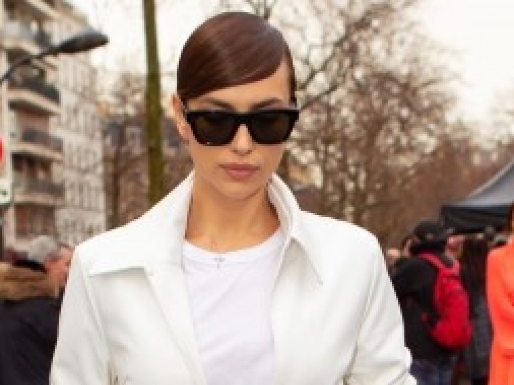 Ирина Шейк в белоснежном аутфите прогулялась по улицам Парижа (ФОТО)
