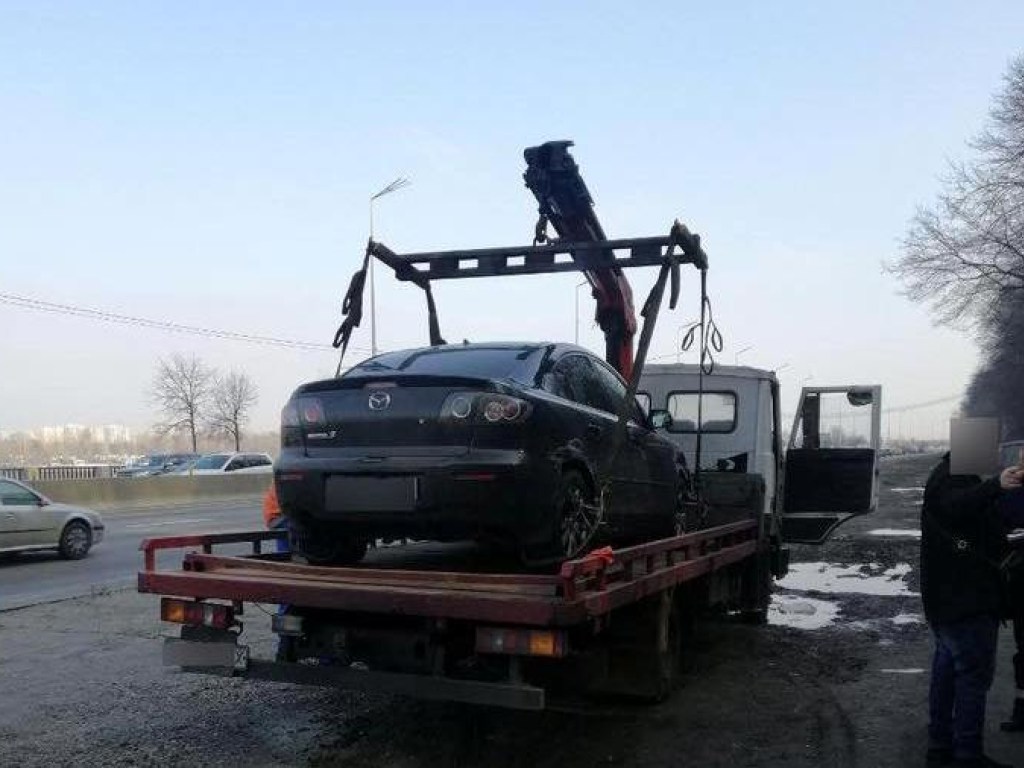 В Киеве пьяный водитель вылетел с дороги и врезался в забор (ФОТО)