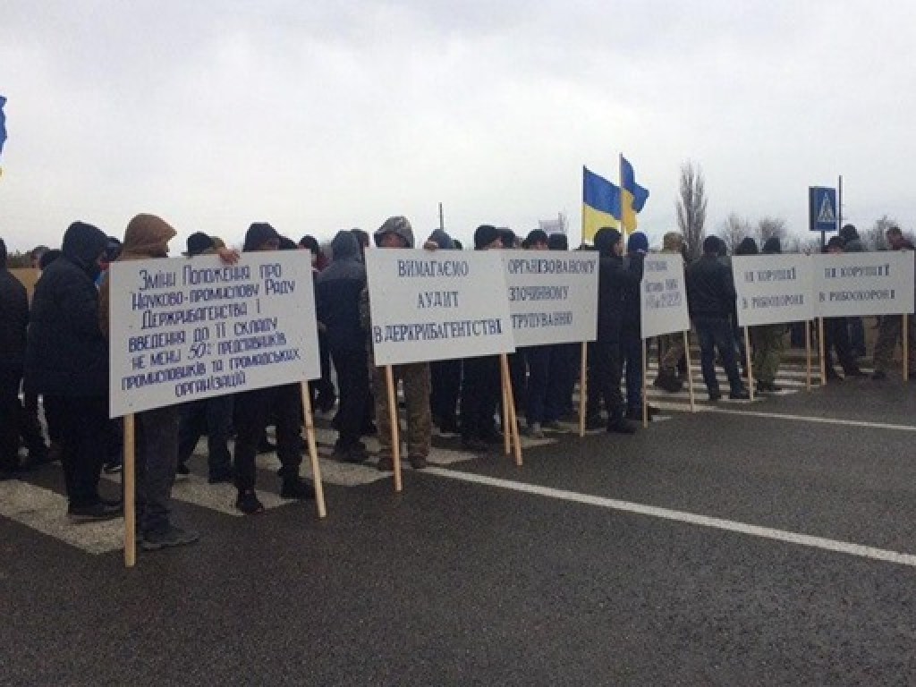 Против коррупции в рыбной отрасли: митингующие перекрыли Одесскую трассу (ФОТО, ВИДЕО)