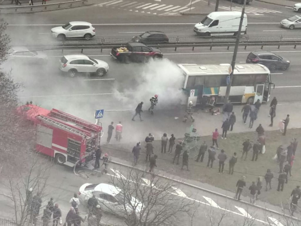 В Киеве возле станции метро загорелся автобус с пассажирами (ФОТО)