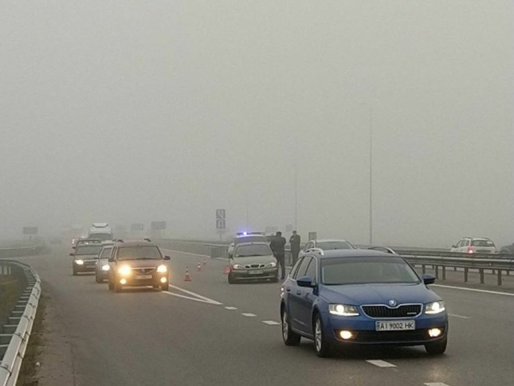 Под Киевом из-за тумана столкнулись 10 автомобилей (ФОТО)