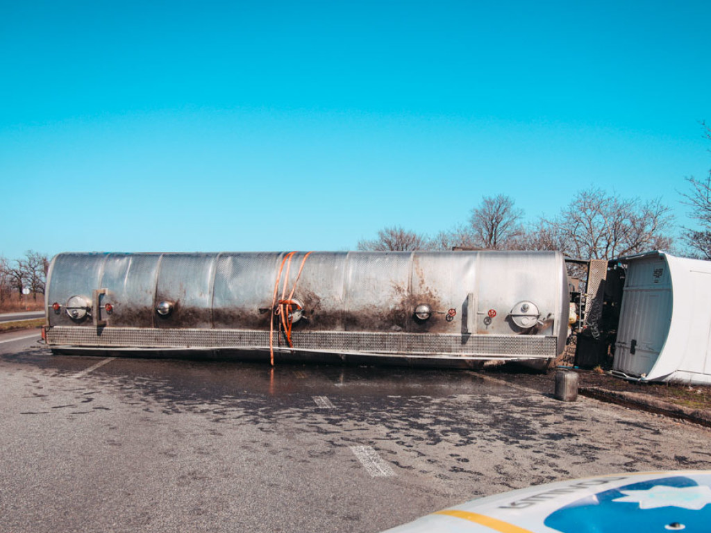 Под Днепром опрокинулась фура, 10 тонн подсолнечного масла вылилось на дорогу (ФОТО, ВИДЕО)