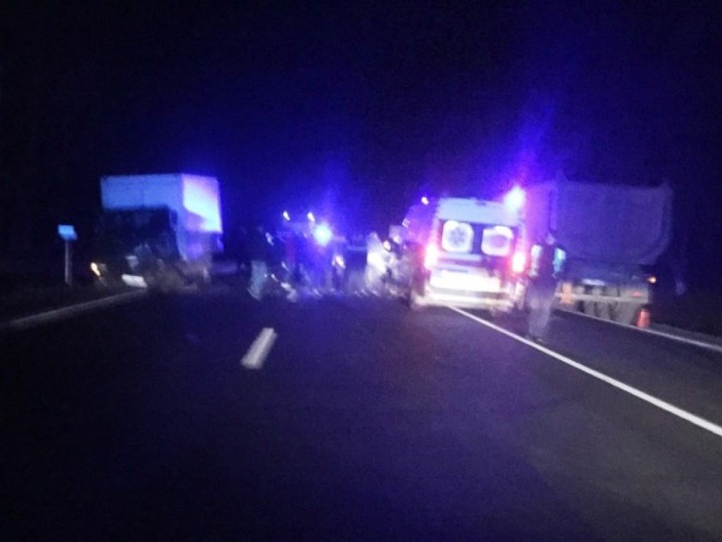 Под Винницей Opel врезался в грузовик: водитель попал в больницу (ФОТО)