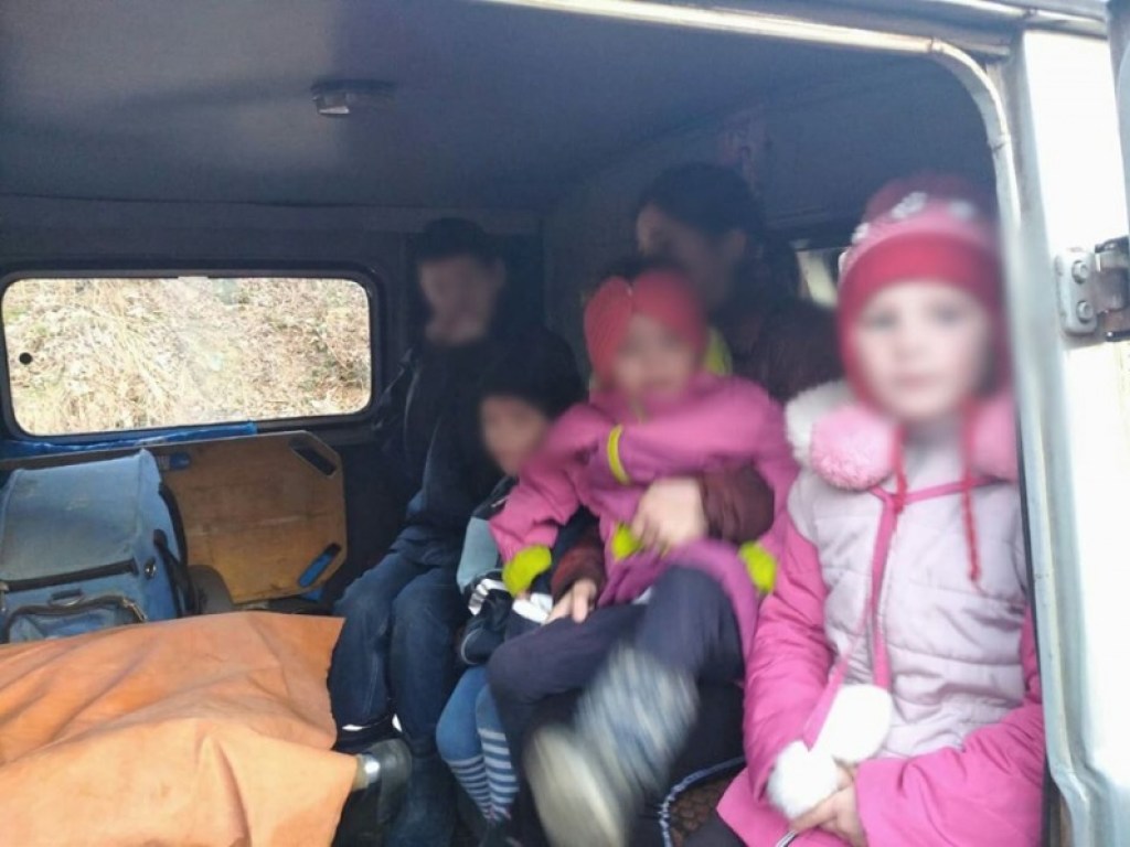 У семьи пьяниц на Буковине копы забрали десять детей (ФОТО)
