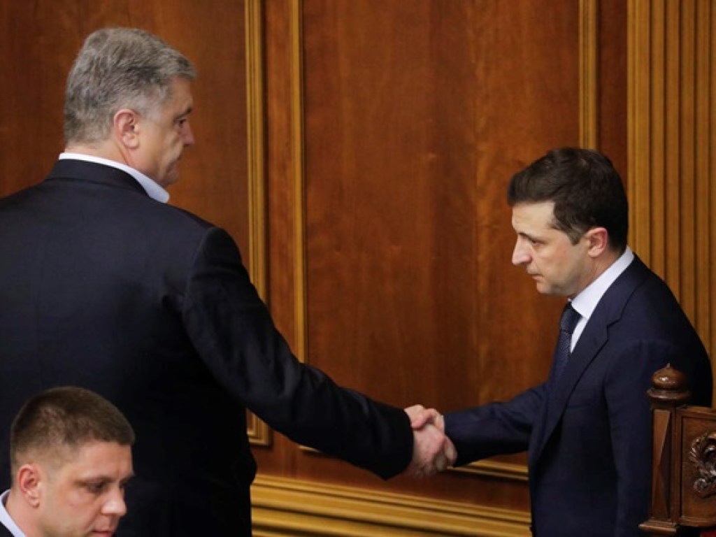 Зеленский и Порошенко поговорили в президиуме Рады: пожали руки