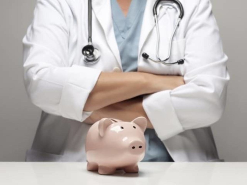 Повышать зарплаты врачам необходимо: медицина недофинансировалась больше 20 лет &#8212; экономист