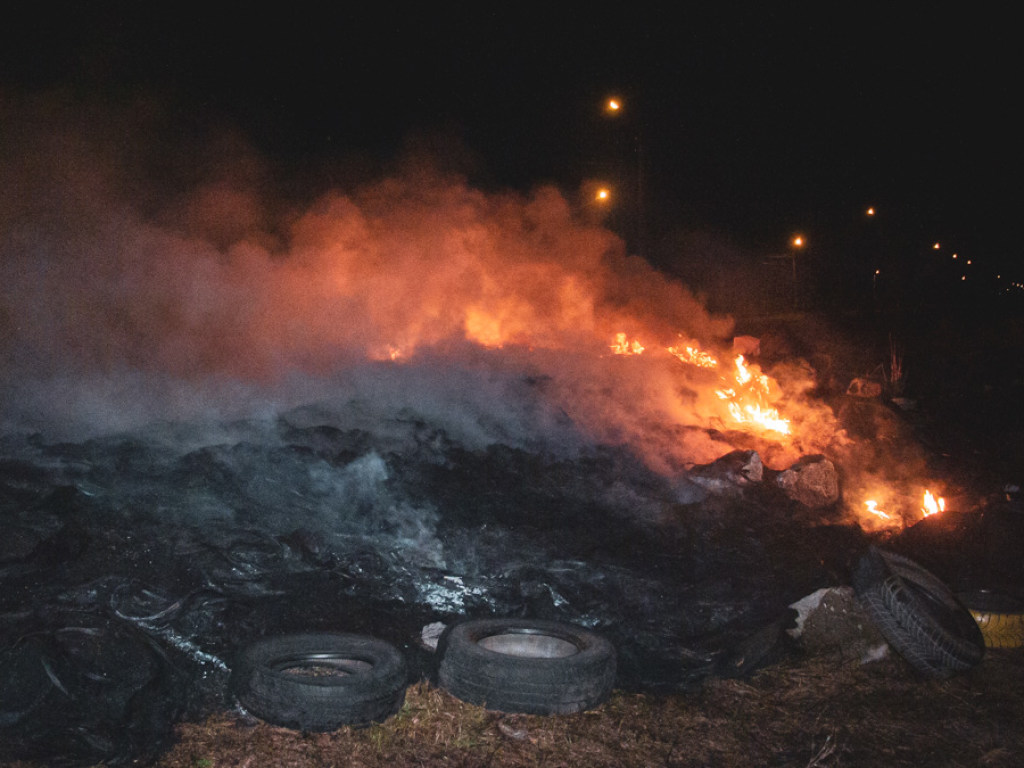 Жители района дышали гарью: В Киеве на Троещине горели шины (ФОТО, ВИДЕО)