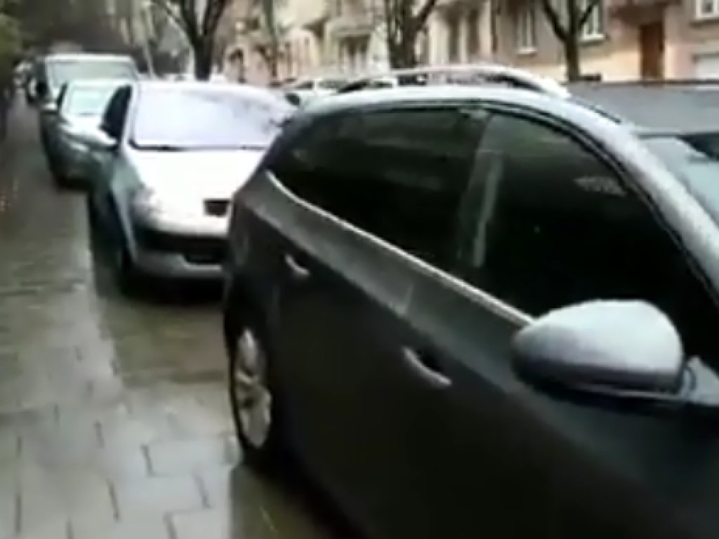 Водители во Львове попытались объехать пробку и заблокировали тротуар (ФОТО)