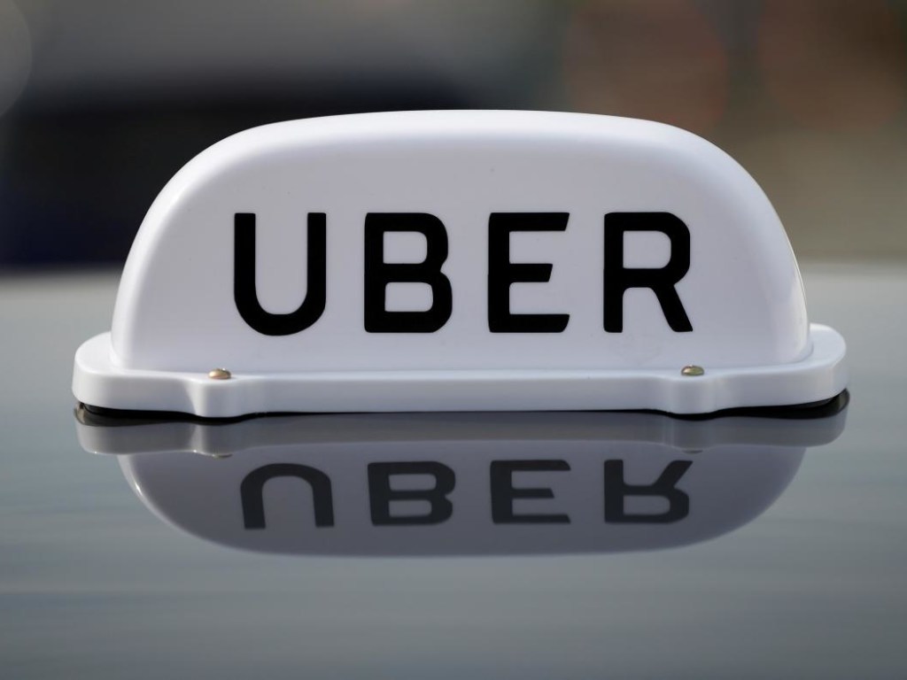Догнали друг друга: В Киеве столкнулись два такси Uber (ФОТО)