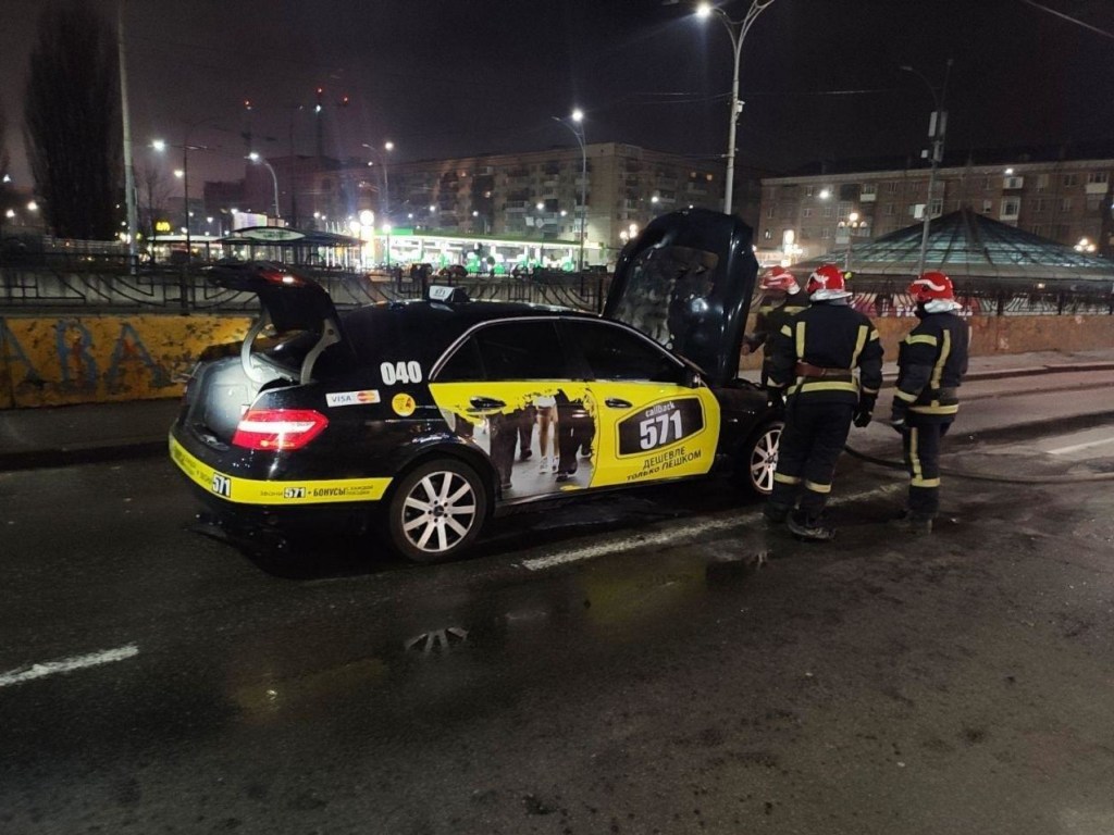 В Соломенском районе Киева на ходу загорелось такси (ФОТО)
