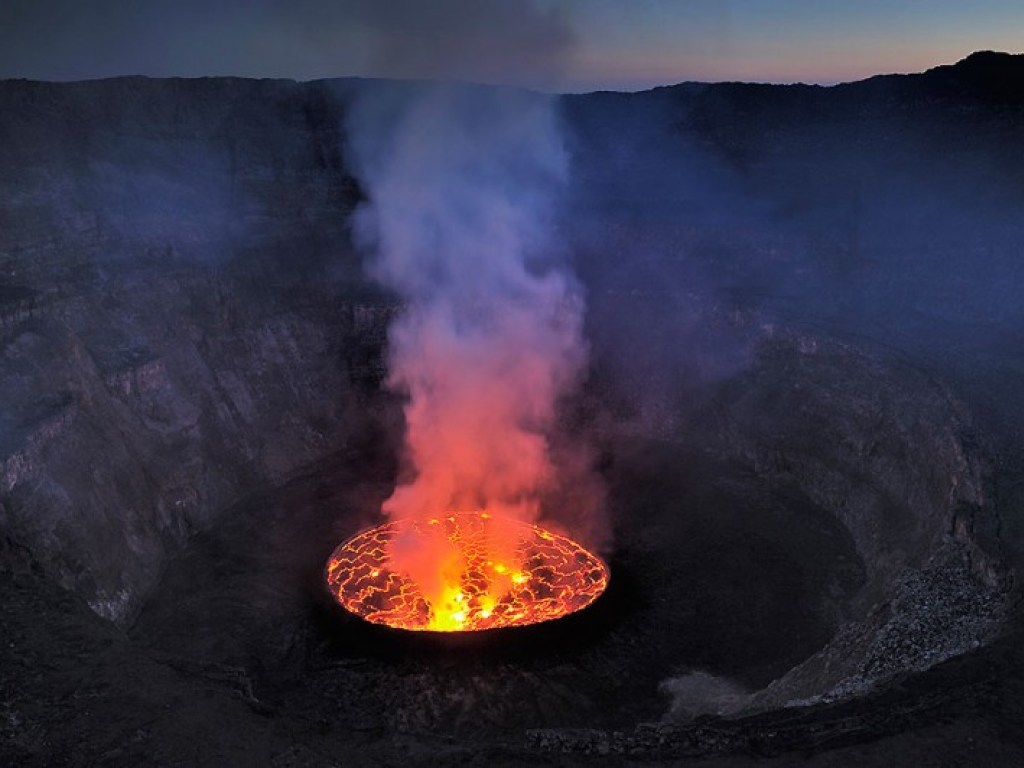 Мужчина прошел по канату над кратером дымящегося вулкана (ВИДЕО)
