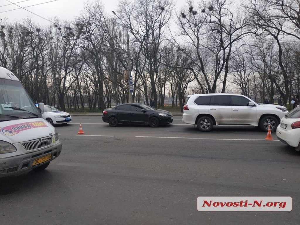 «Копейку» помяло арматурой из грузовика: В Николаеве столкнулись 4 авто (ФОТО)