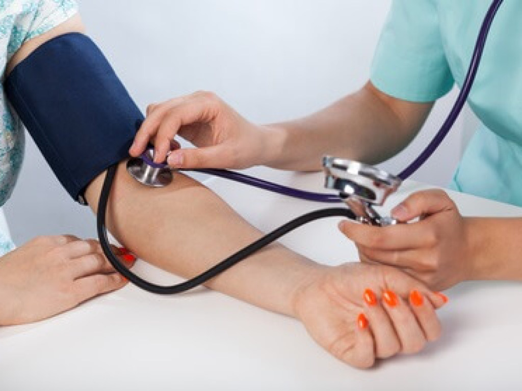 Измерение артериального давления на запястье руки: врач предупредил об ошибке