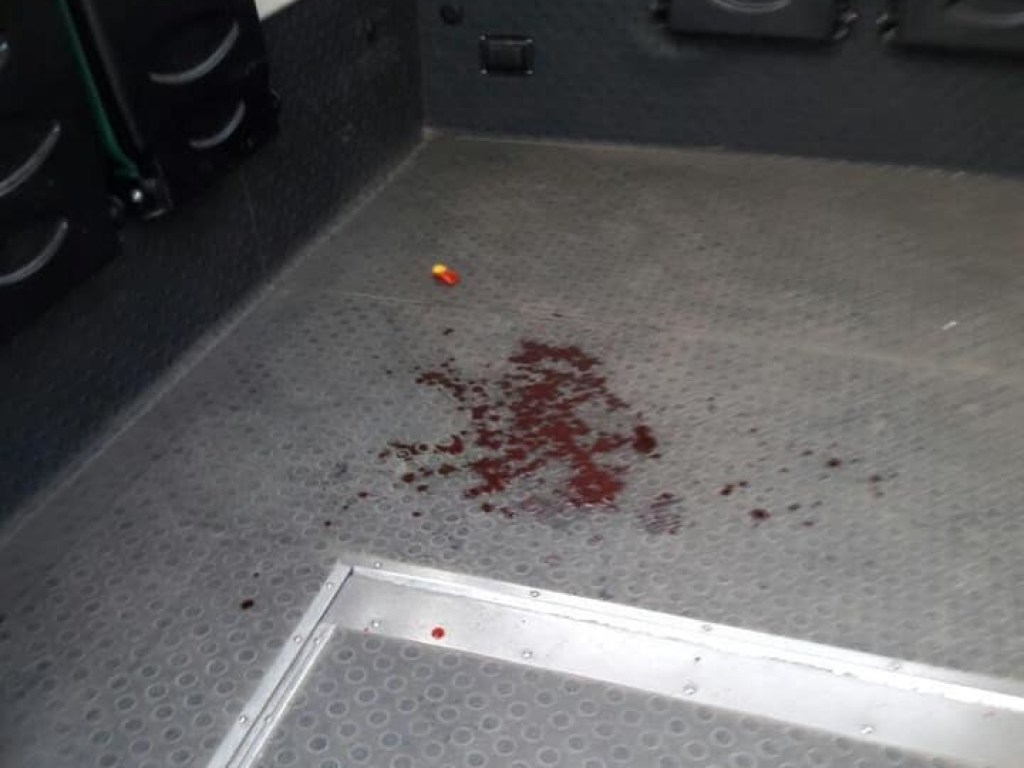 Лужи крови: В маршрутке Киева хам избил девушку за замечание (ФОТО)