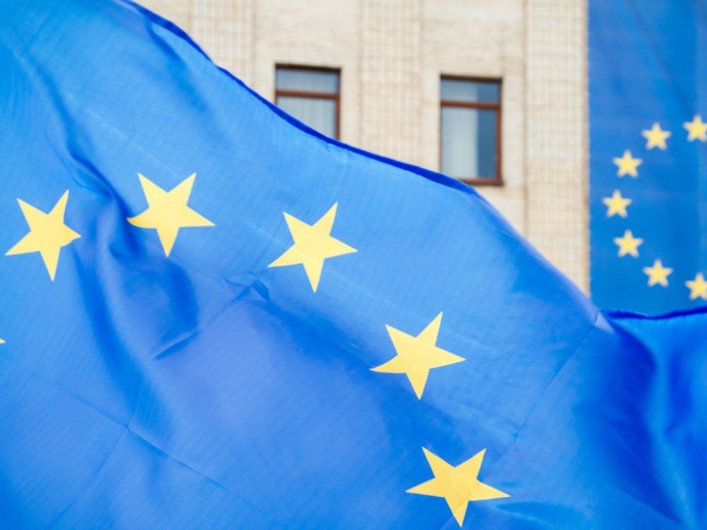 ЕС официально снял санкции с Азарова и Ставицкого