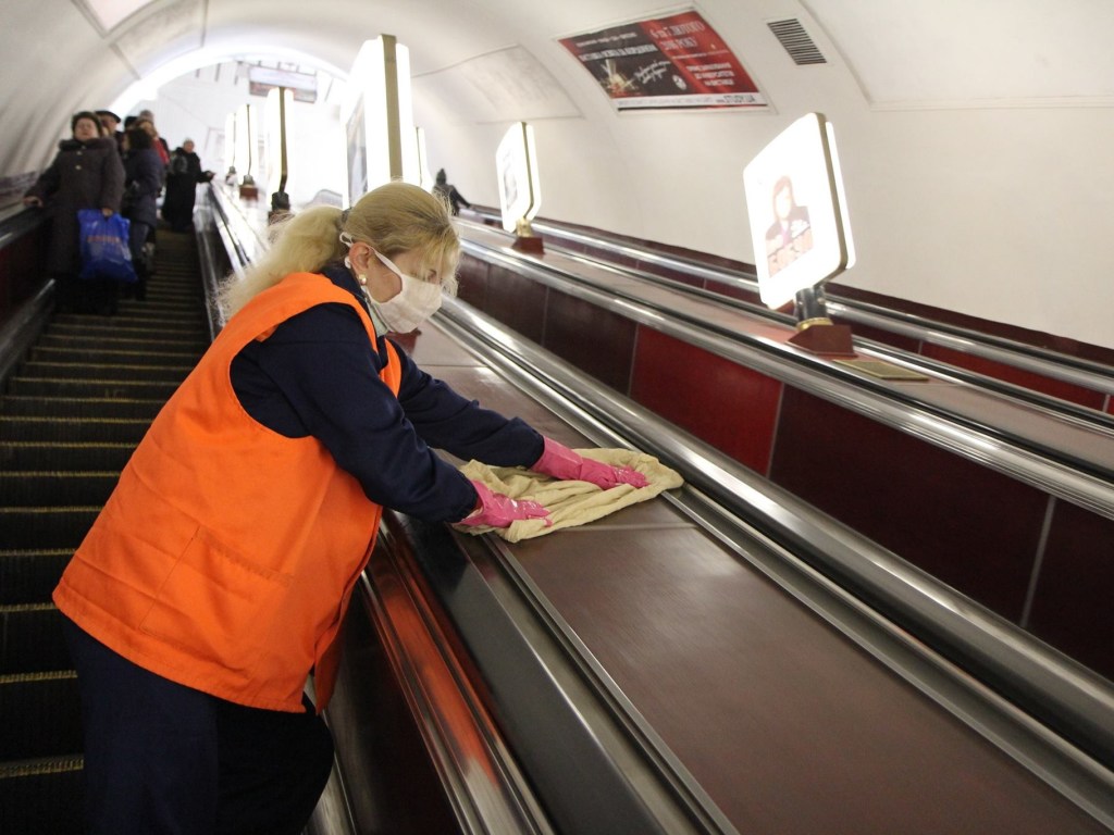 В Киеве ограничат массовые мероприятий и будут дезинфицировать остановки и станции метро