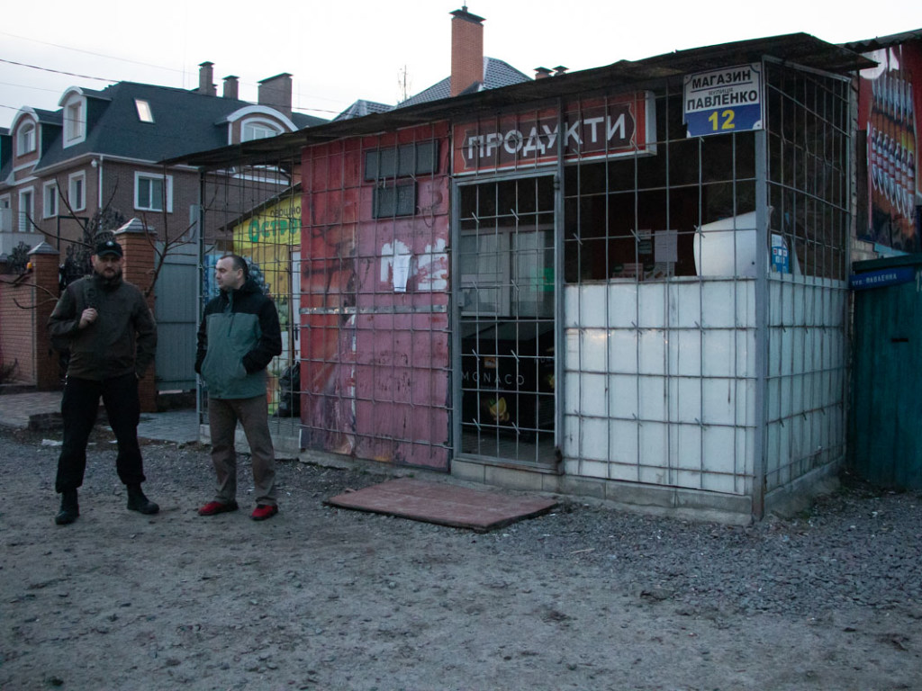 Пьяная ссора: в Киеве продавщица магазина на Беличах нанесла мужчине 12 ножевых ранений (ФОТО)