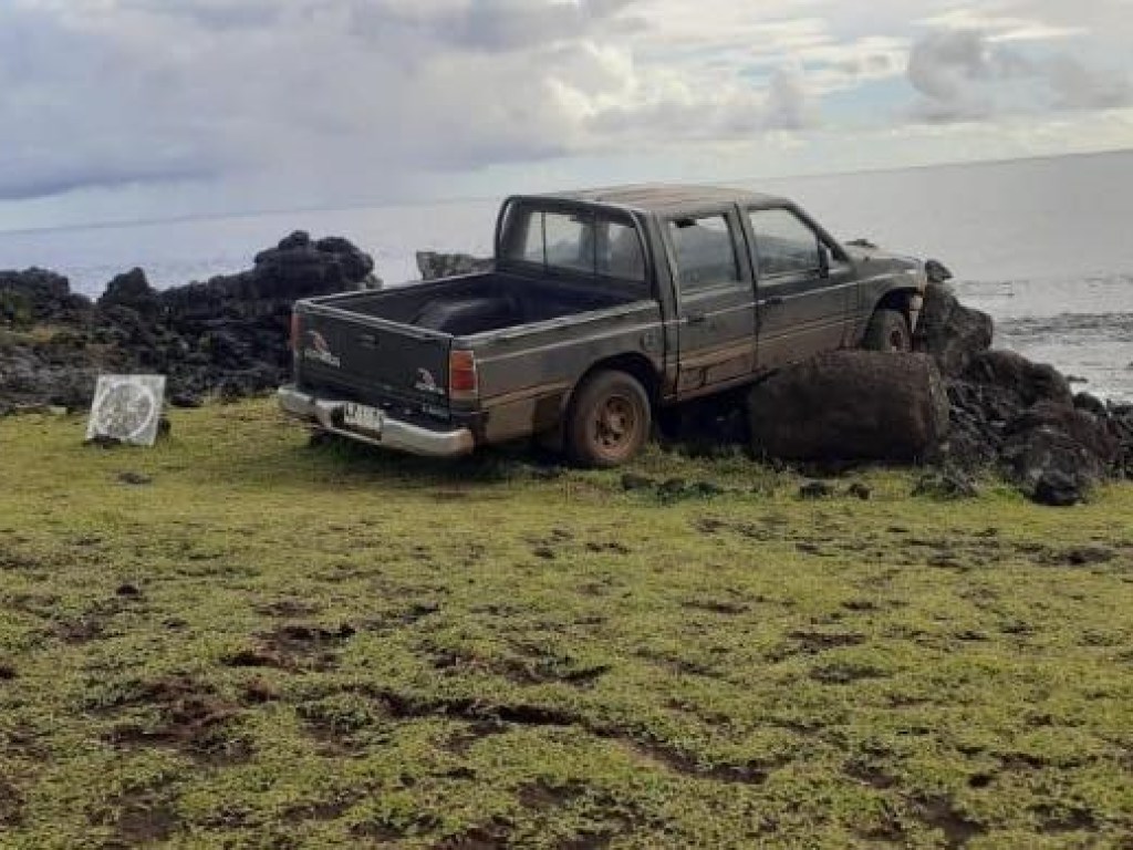 ДТП на острове Пасхи: автомобиль врезался в платформу каменной статуи (ФОТО)