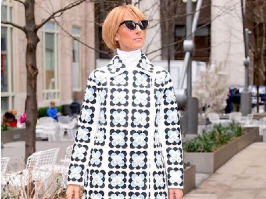В духе 60-х: Селин Дион прошлась по улицам Нью-Йорка в эффектном наряде (ФОТО)