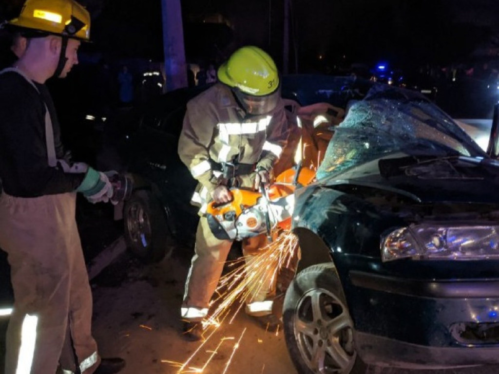 В Краматорске Skoda Oktavia врезалась в опору: двух несовершеннолетних пассажиров зажало в авто (ФОТО)