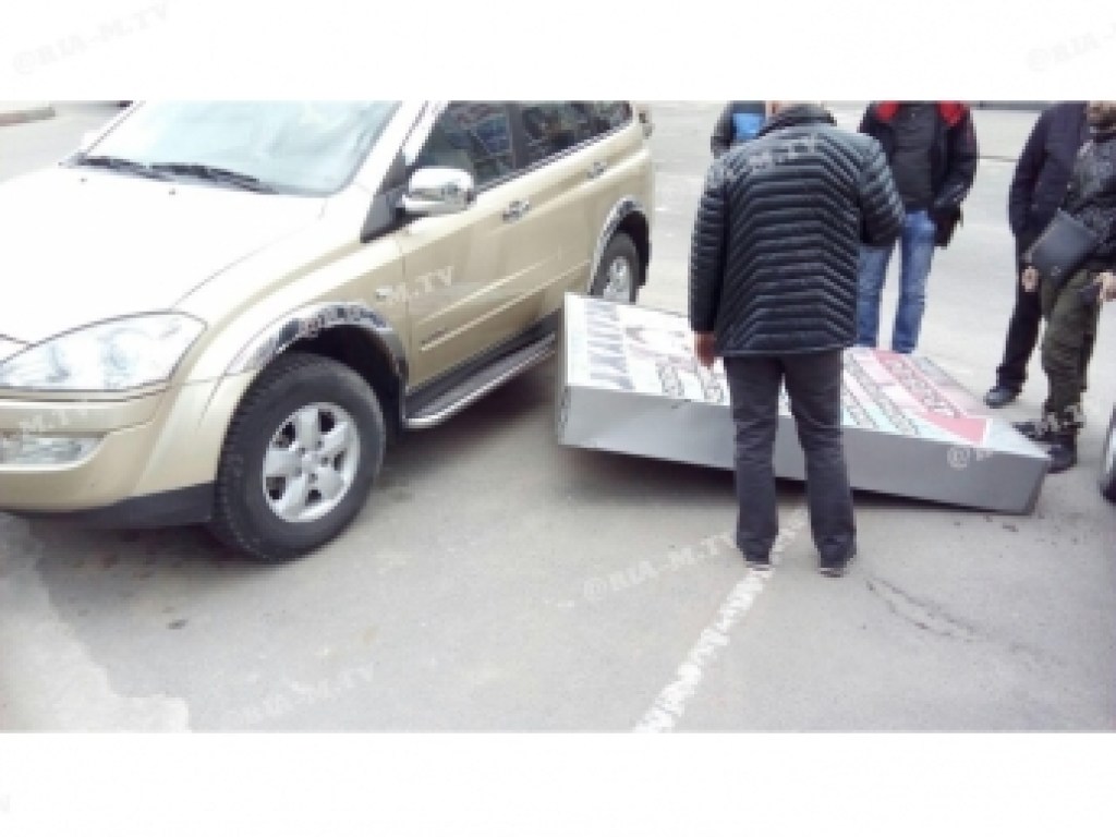 Рухнувшая рекламная конструкция повредила два автомобиля в Мелитополе (ФОТО)
