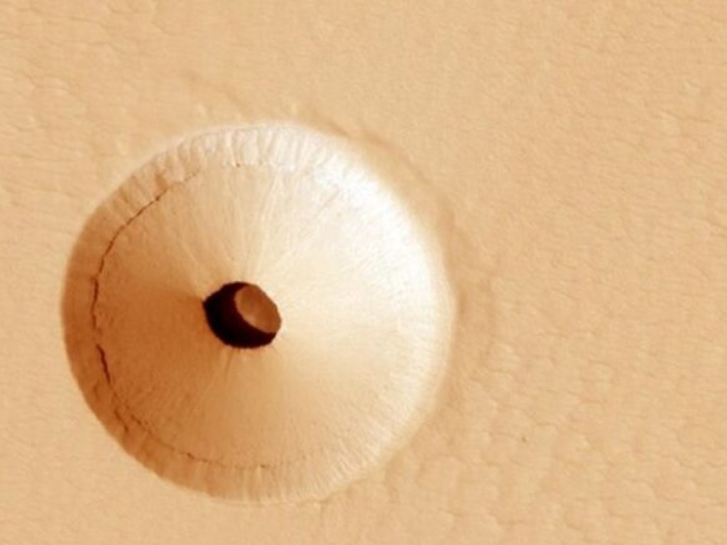 Непонятное отверстие на поверхности Марса поставило в тупик экспертов NASA