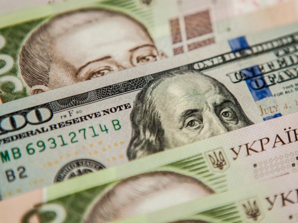 НБУ: Доллар подешевел на 14 копеек