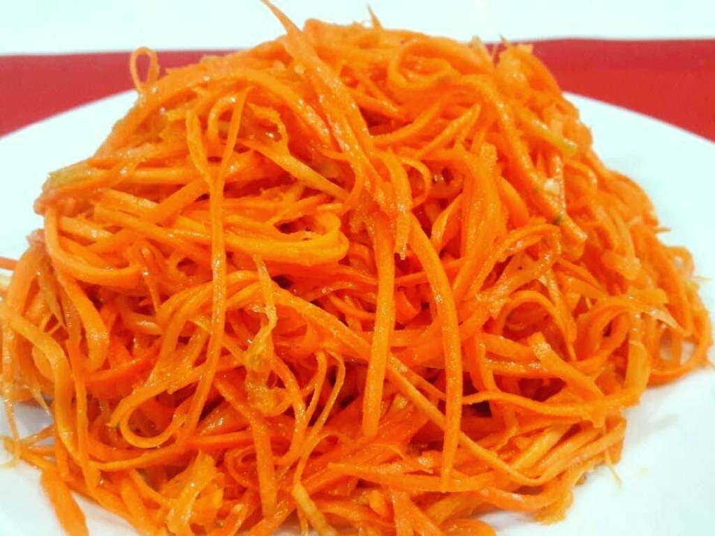 Эксперты рассказали, кому нельзя есть морковь по-корейски