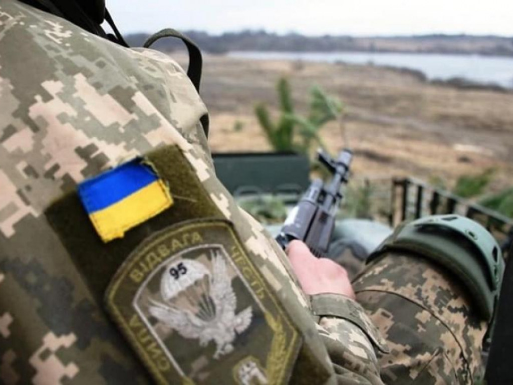 Сутки на Донбассе: 10 обстрелов, 3 раненых, потерь нет