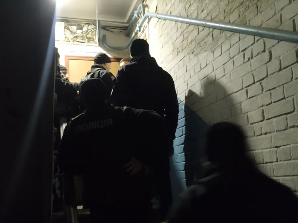 В Киеве мужчина в квартире обстрелял чайник: при появлении полиции выпрыгнул в окно (ФОТО)