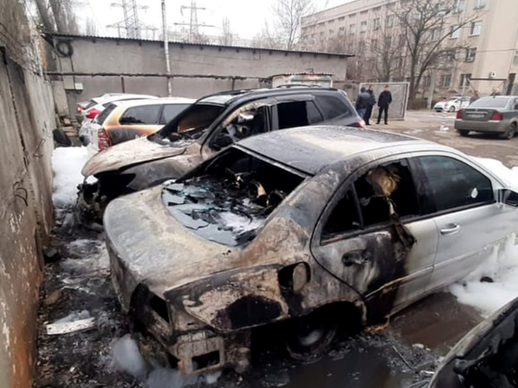 На стоянке в Николаеве огнем повредило 2 авто, одна машина сгорела (ФОТО)