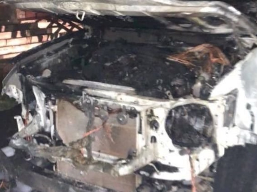 В Киеве сожгли автомобиль полицейского (ФОТО)