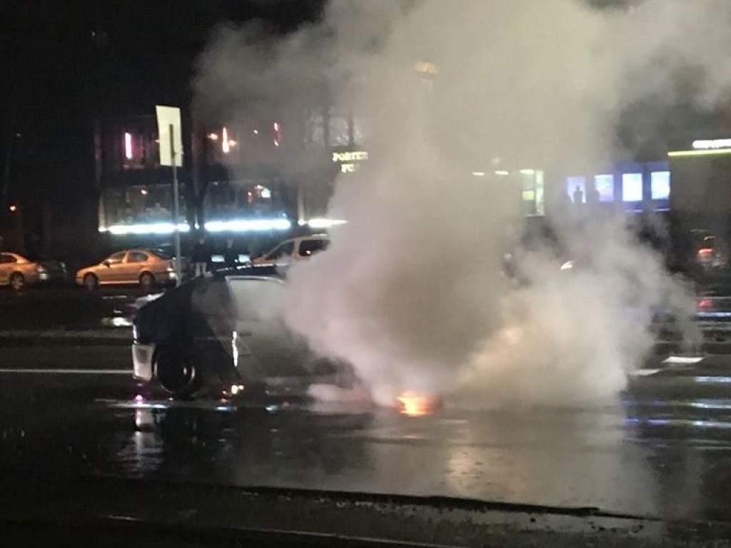 Тушили шапками: В Киеве на левом берегу дотла сгорел автомобиль (ФОТО)