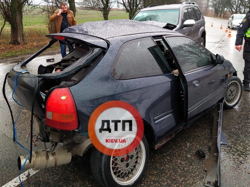 Под Киевом легковушка боком влетела во внедорожник: авто всмятку, водитель погиб (ФОТО)
