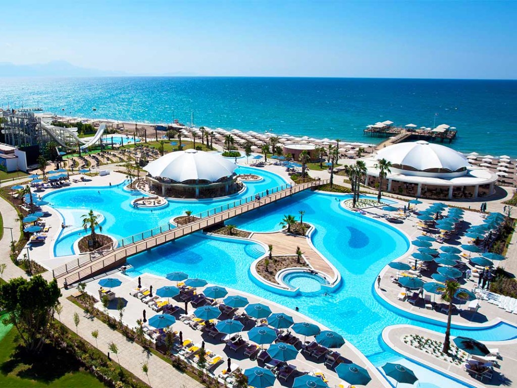 Эксперт рассказал, во сколько обойдётся отдых в Турции и на украинских курортах этим летом