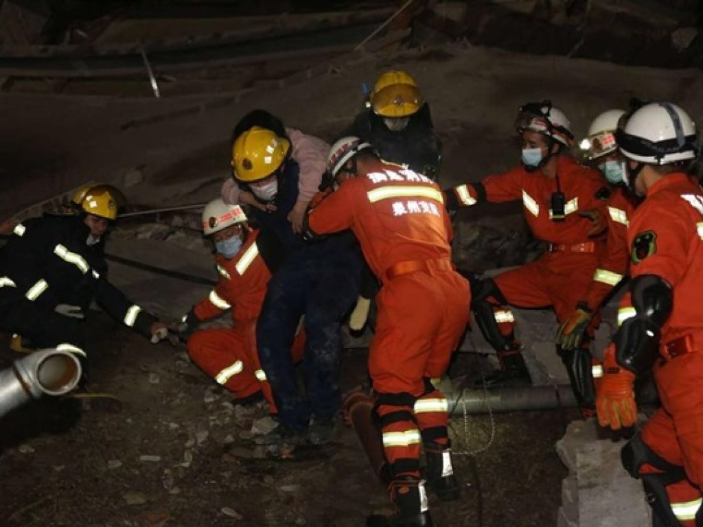 В Китае обрушился отель с людьми на карантине: из-под завалов вытащили 50 человек (ФОТО)