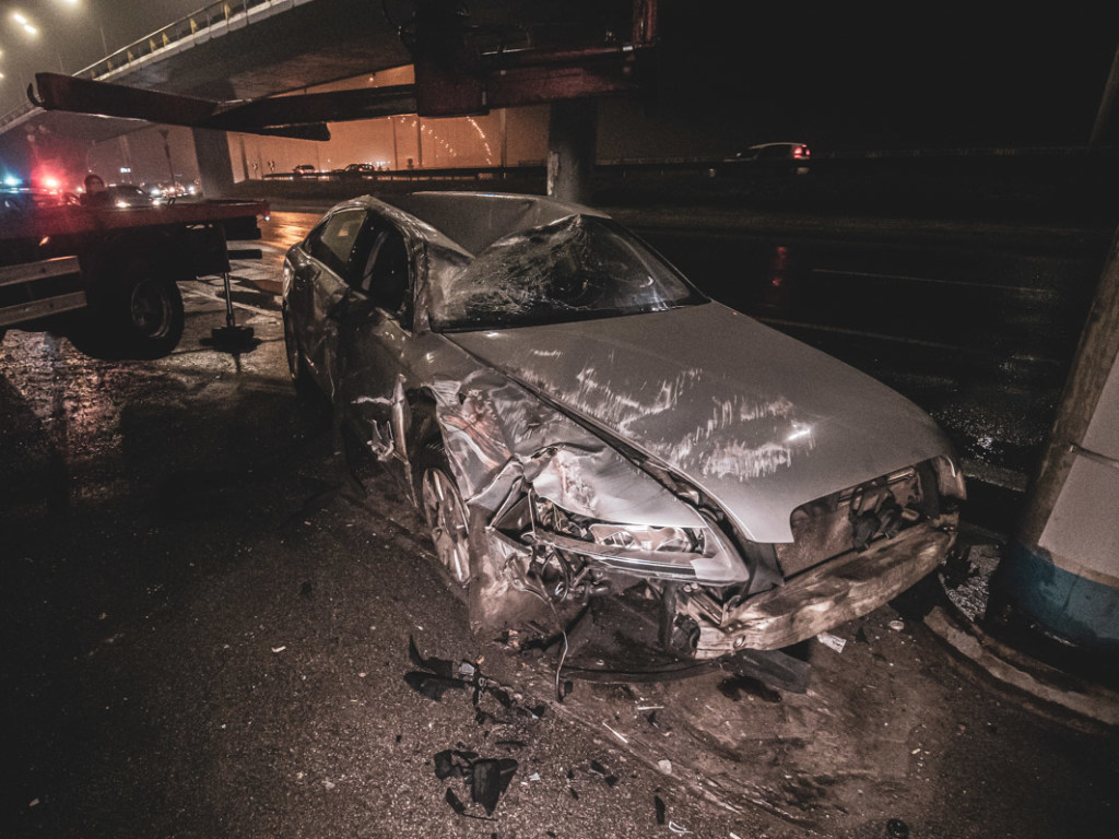 В Киеве на Подоле Audi влетел в столб и опрокинулся (ФОТО, ВИДЕО)