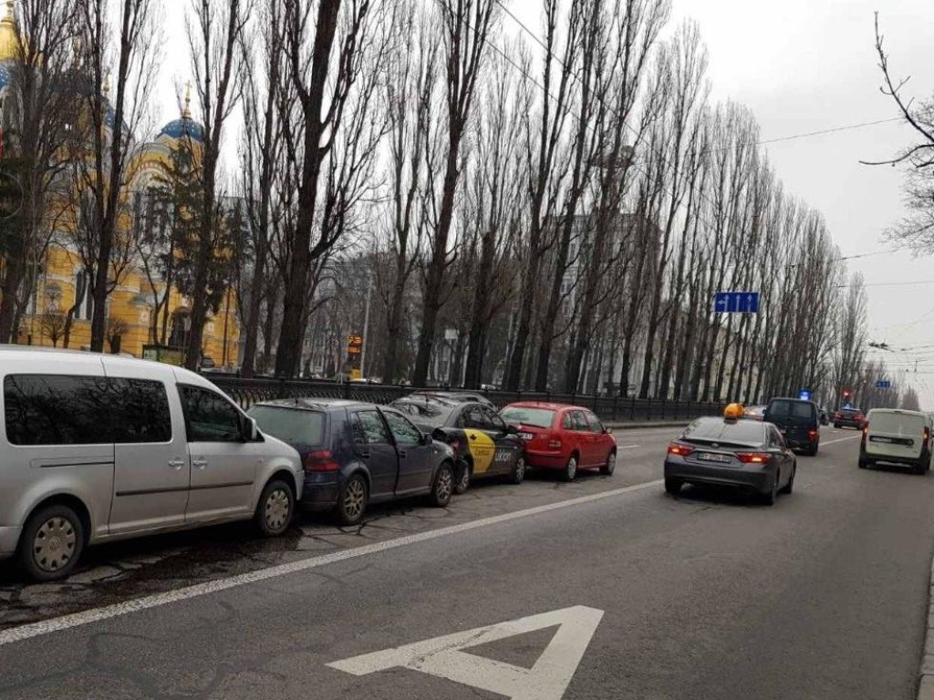 В центре Киева возле Владимирского собора столкнулись 4 авто: среди пострадавших – такси (ФОТО)