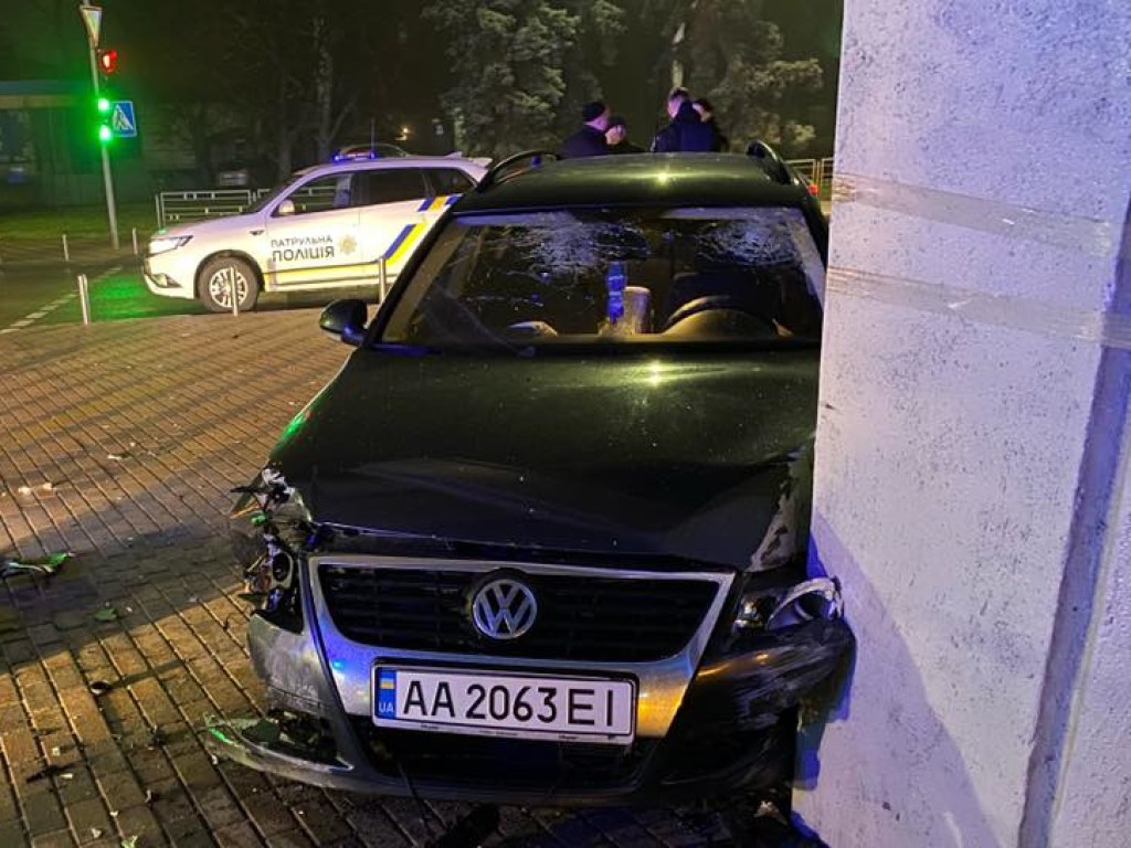 Пробили головами лобовое стекло: Военные на Volkswagen влетели в мост возле метро в Киеве (ФОТО, ВИДЕО)