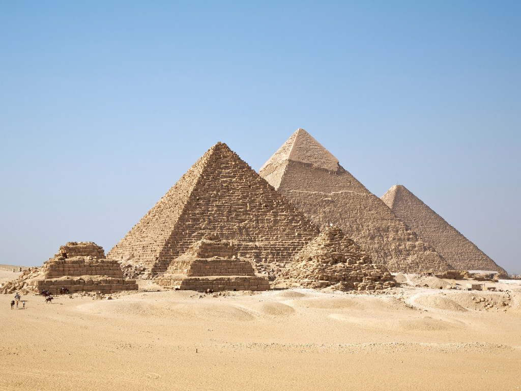 Могло быть самоубийство: Возле знаменитой египетской пирамиды произошла страшная трагедия