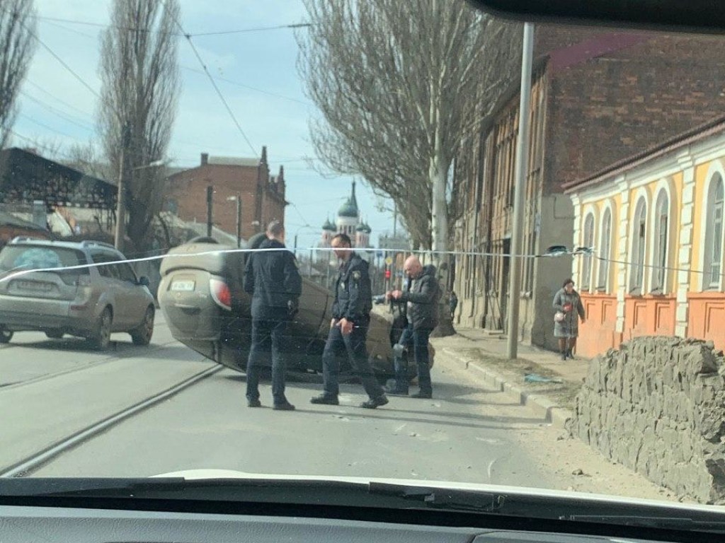 Перевернувшееся авто в Харькове заблокировало движение трамваев (ФОТО)