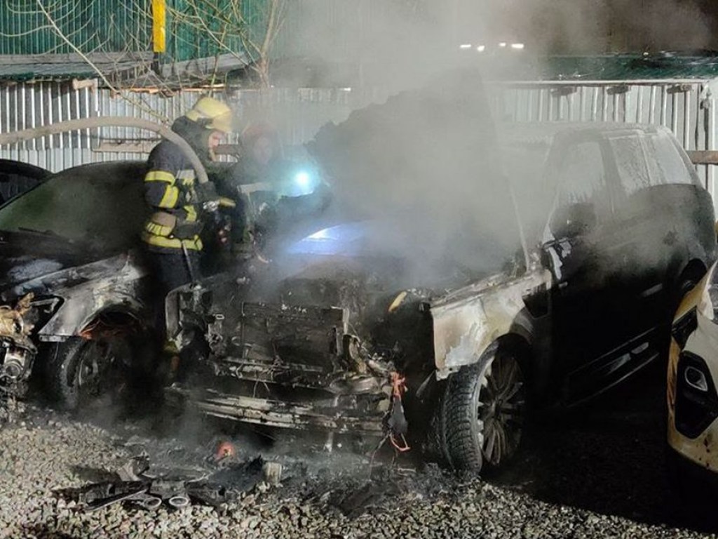 В Киеве произошло возгорание автомобиля Range Rover (ФОТО)