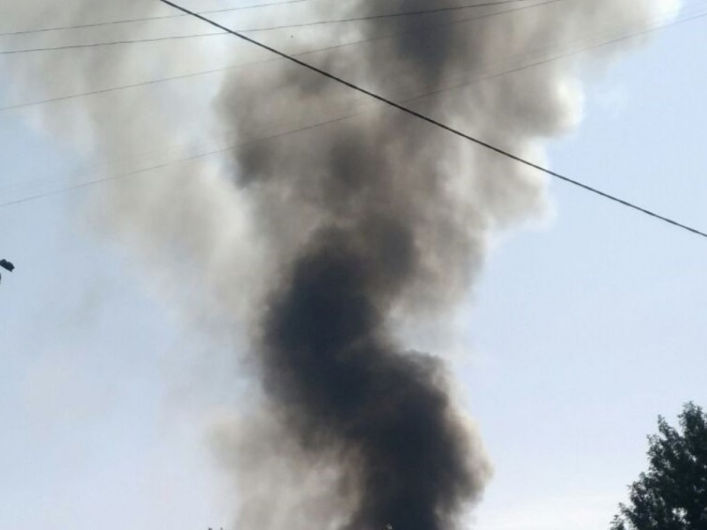 В Киеве произошел пожар в многоэтажном доме: одного человека госпитализировали