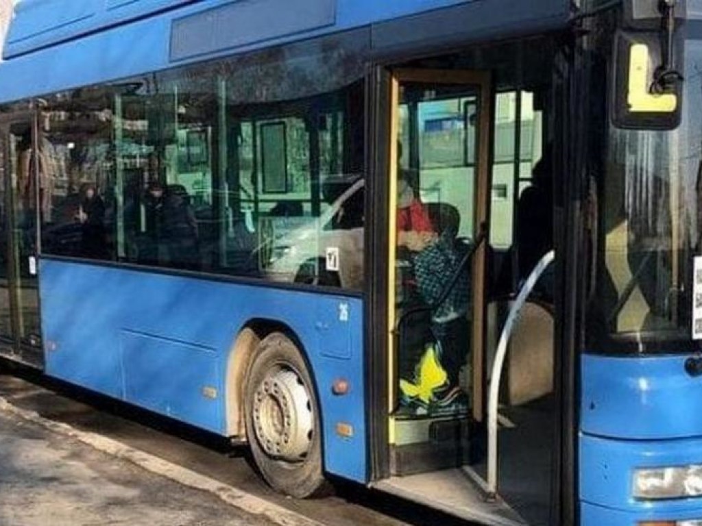 В Днепре водитель автобуса придавил ребенка дверью