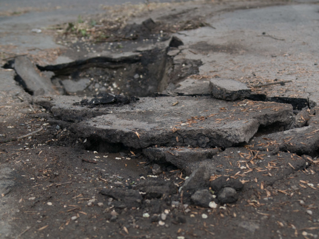 В Киеве автомобиль провалился колесами в яму (ВИДЕО)