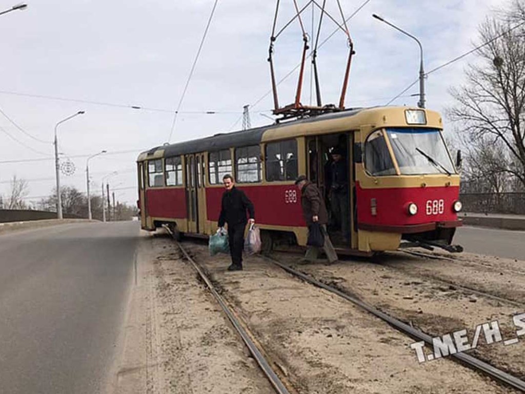 В Харькове трамвай сошел с рельсов: движение транспорта остановилось (ФОТО)